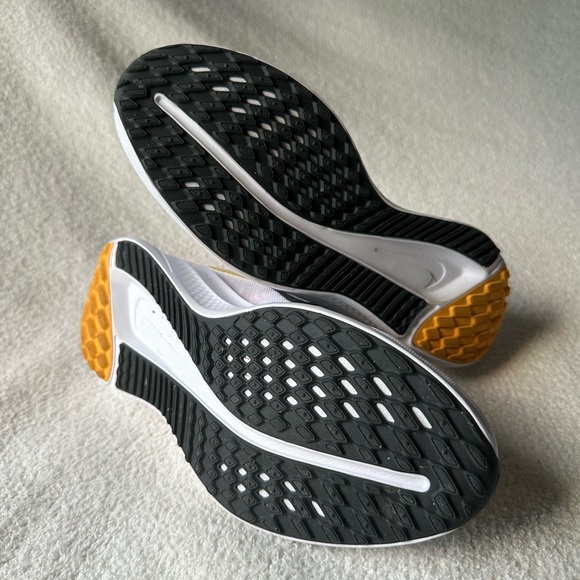 NEW Nike tennis shoes white with teal and yellow size 7 - Picture 4 of 4